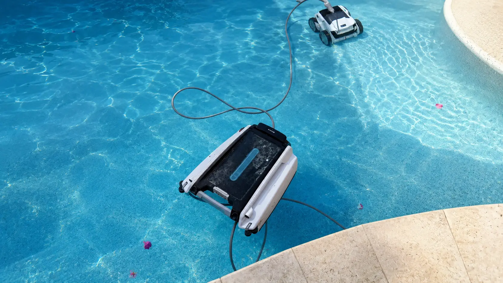 Betta SE pool skimmer near a Polaris robotic cleaner cord in a residential pool.